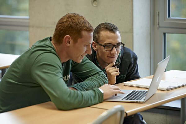 Photo de deux étudiants travaillant en groupe