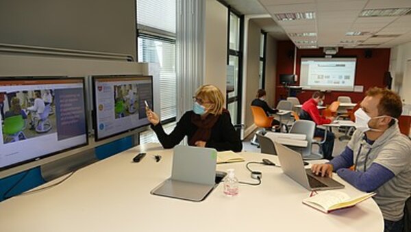 Michèle Archambault et Jonas Braun au sein de la Fabrique de l'Inspé.