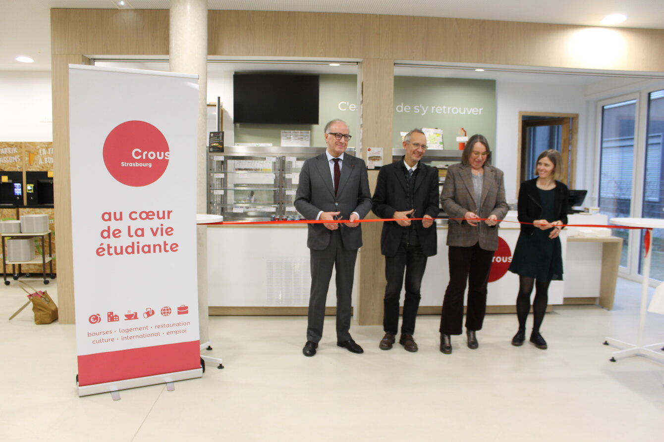 <strong>Photo de l'inauguration de la CROUS Cafet', découpe du ruban | Crédit photo : Myriam Lakraa, INSPE</strong> Photo de l'inauguration de la CROUS Cafet', découpe du ruban | Crédit photo : Myriam Lakraa, INSPE
