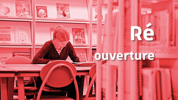 Photo colorisée en rouge d'une étudiante travaillant à bibliothèque