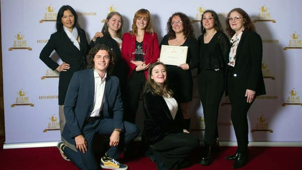 Photo du groupe lors de la remise du trophée à Paris