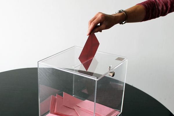 Visuel élections (photo avec une main mettant une enveloppe dans l'urne)