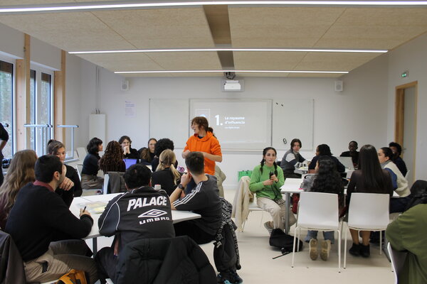 Développer l’esprit critique par le jeu : une expérimentation pédagogique proposée par l’IDIP aux étudiants du Master sciences de l’éducation et de la formation  | Décembre 2025 | Crédit photo : Myriam Lakraa, INSPE