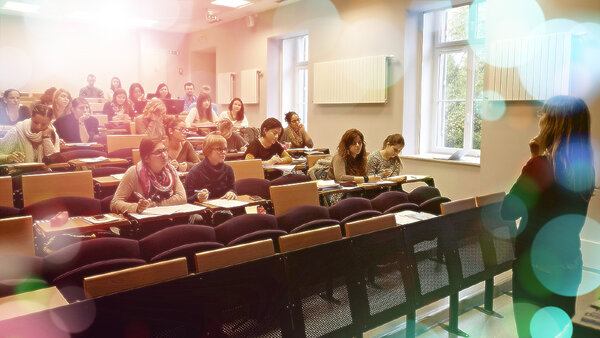 Photo d'étudiants en amphi avec effet graphique | INSPÉ