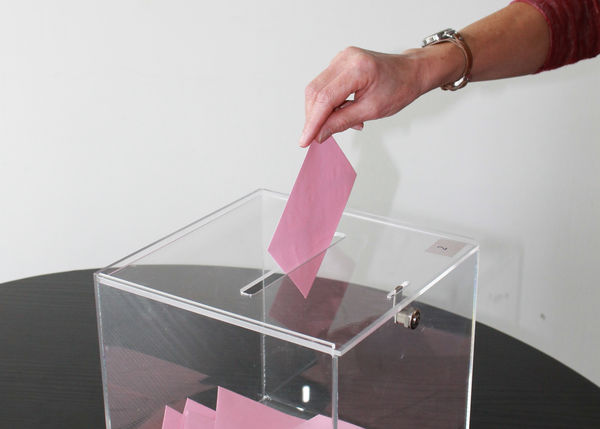 Visuel élections (photo avec une main mettant une enveloppe dans l'urne)