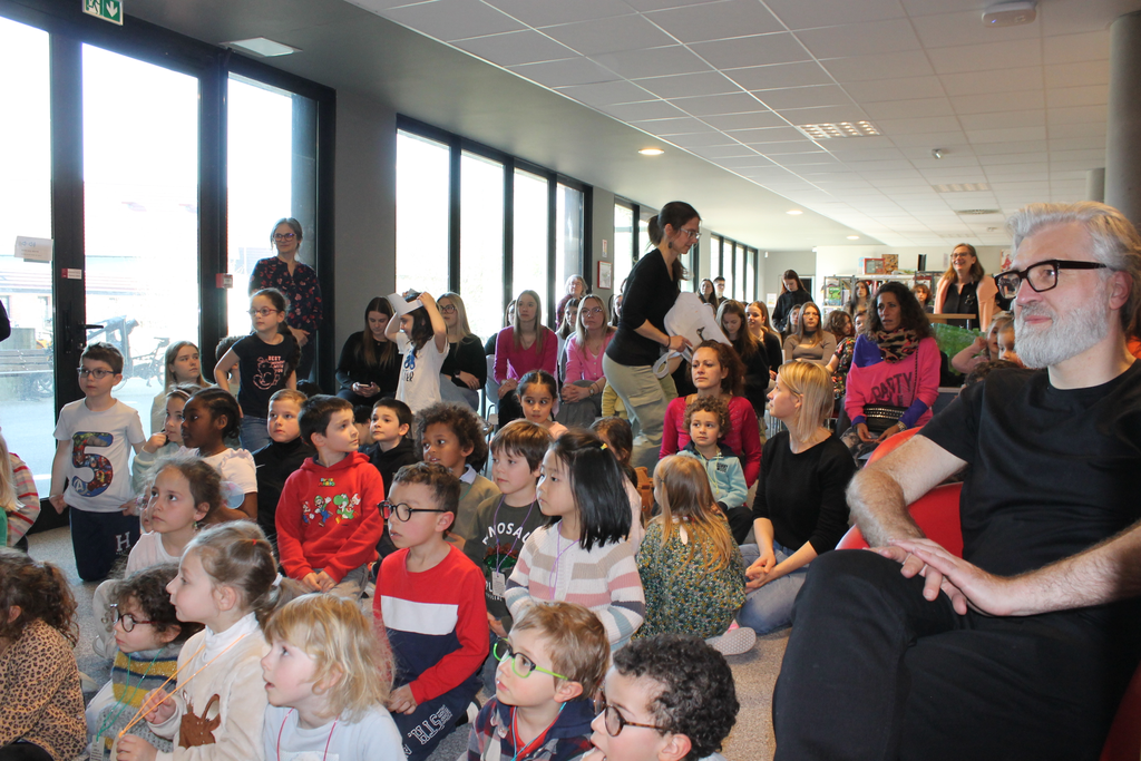 Leo Timmers à la Bibliothèque de l'INSPÉ, campus Meinau, mars 2025 | Crédit : Myriam Lakraa 